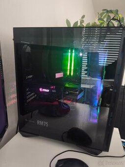 Herní počítač s klávesnicí, monitorem a reproduktory