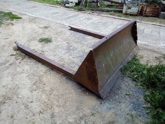 Čelní radlice na pásový raktor DT - 1