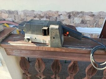 pásová bruska black decker