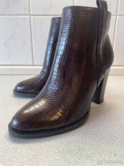 Krásné dámské boty na podpatku s kožíškem