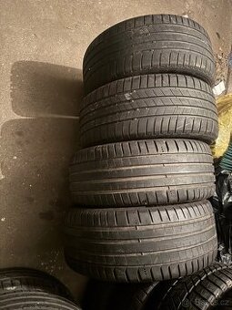 225/40R18 - 1