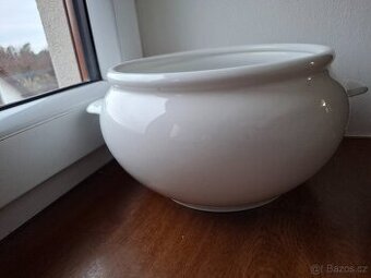 Z pozůstalosti velkou porcelánovou mísu.