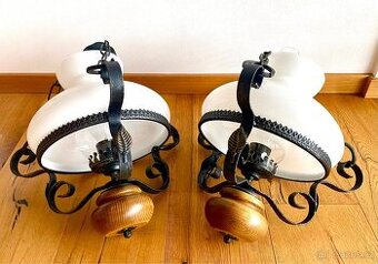 Staré krásné párové lampy ve stylu petrolejky