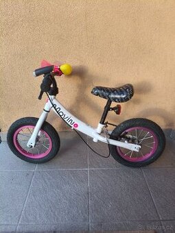 Značkové odrážedlo Movino