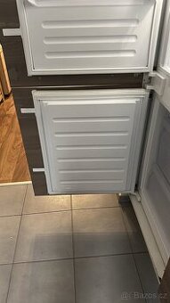 Vestavěná lednice s mrazakem whirpool