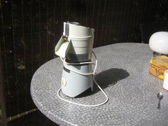 Prodám mixér ETA Mira s nástavcem na strouhání strouhanky.