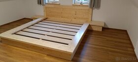 Dřevěná masivní postel s nočními stolky - 1