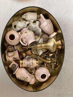 Velká sada miniatur z porcelánu a mosazi