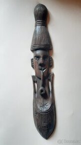 Dřevěná vyřezávaná dekorativní africká figura