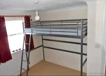 Vyvýšená patrová postel kovová IKEA SVARTA.