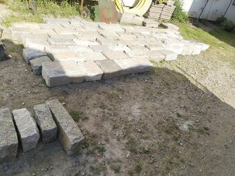 soklový kámen (ručně štípaná žula )