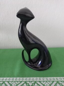 Stylizovaná soška sedící kočky