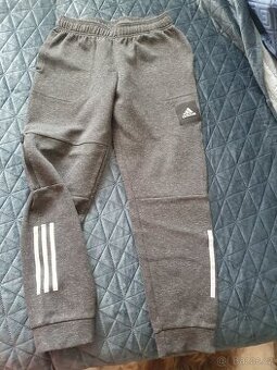 Tepláky Adidas, trička, kraťasy vel 152