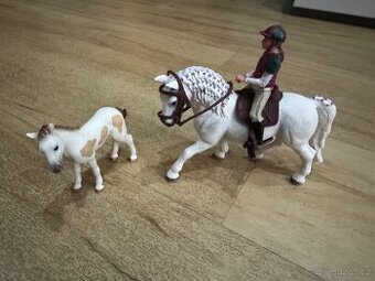 Schleich kůň s jezdcem + hříbě