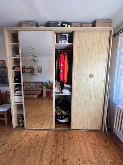 Velká skříň s posuvnými dveřmi se zrcadlem