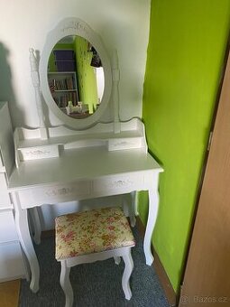Krásný toaletní stolek se židličkou top stav