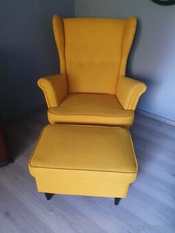 Křeslo a podnožka STRANDMON IKEA
