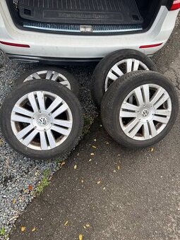 Volkswagen kola R16 original 205/55/16 zimní