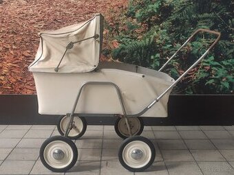 Starý dětský kočárek, panenky, hračky