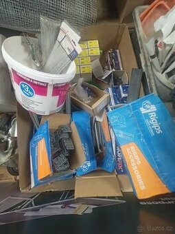 Zbytky systémových prvků sádrokartonových konstrukcí