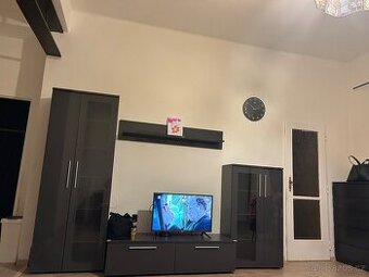 Tmavě šedá obývací stěna