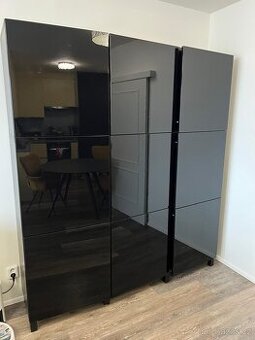 sestavená skříň se skřínek Bestã Ikea