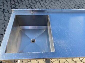 Nerezovy stul s drezem vlevo