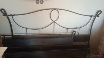 nová kovová postel