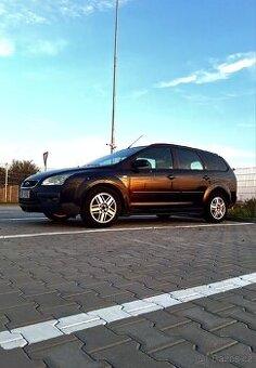 Ford Focus mk2 Ghia 1.6 benzín 74kw