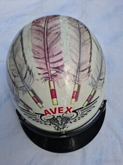 Motorkářská helma, motiv peří, vel 58 cm