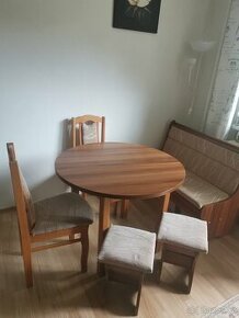 Dřevěný stůl se židlemi a taburety a lavicí