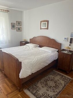 Starožitná ložnice - postel, toaletka, noční stolky