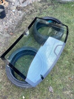 BMW E39 sedan zadní okno bez poškození.