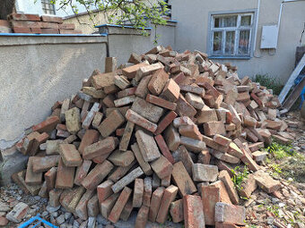 Cihly ručně vybourané a očistěné
