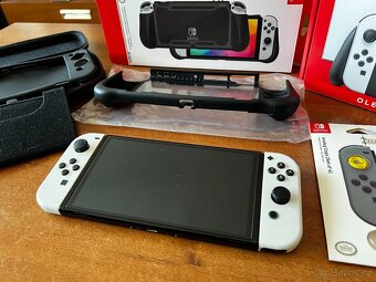 Nintendo Switch OLED + hra a pevný obal (výborný stav)