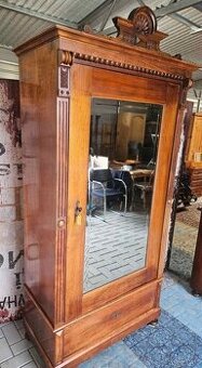 Starožitná zrcadlová Šatní skříň