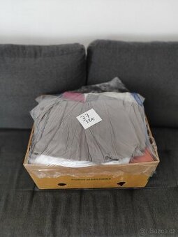 Bedna plna obleceni (krasna zimni bunda)