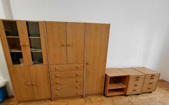 kombinace skříní, zásuvkových dílů a menších skříněk