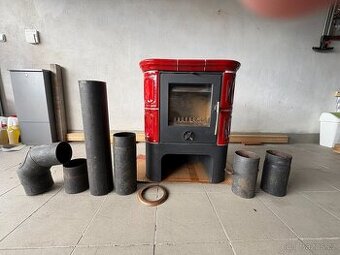 Kachlová kamna červená