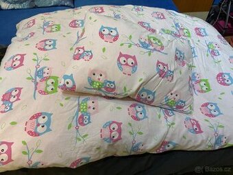 Polštářek a přikrývka do postýlky.