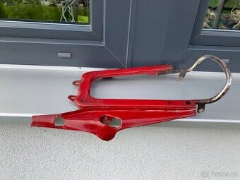 Podsedlový nosník s madlem