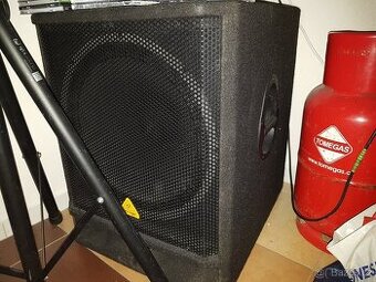 Subwoofer Behringer 18 palců
