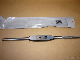 Vratidlo a upínače na závitníky