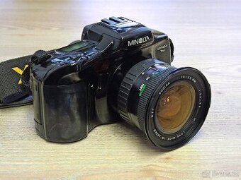 Analog Minolta Dynax 7xi + zoom Cosina 19-35mm (1991)