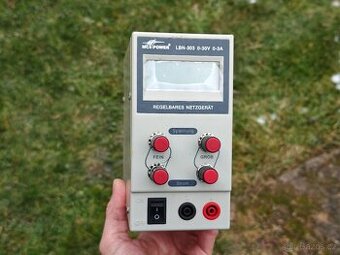 Regulovatelný laboratorní zdroj 0-30V 0-5A