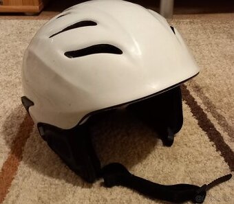 Dámská lyžařská helma, čepice a brýle