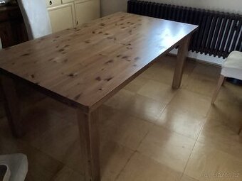 Stůl masiv