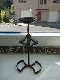 Svícen a nástěné svícny.