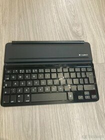 Klávesnice Logitech.