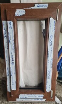 Plastové okno bez skla 53cm X 99cm